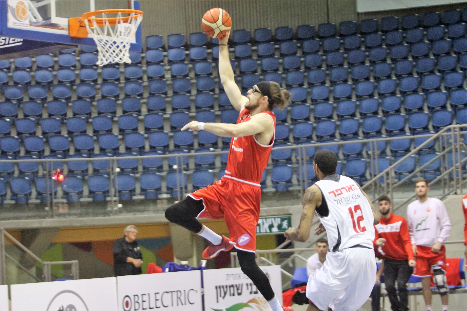 בן אייזנהרט מטביע את רמת גן. שתי הנקודות היחידות שלו (צילום: שי מוגילבסקי)